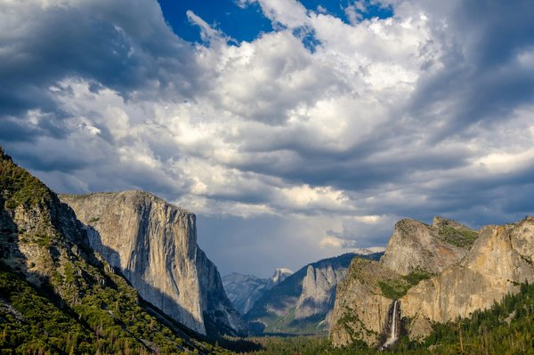 Comment organiser une visite des chutes de Yosemite aux États-Unis?